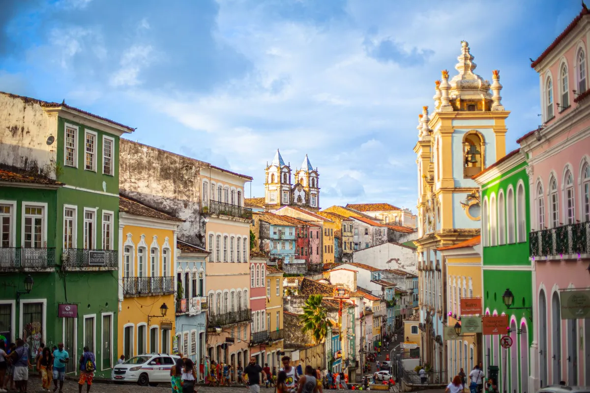Praça de pedra e casario histórico no Pelourinho em Salvador