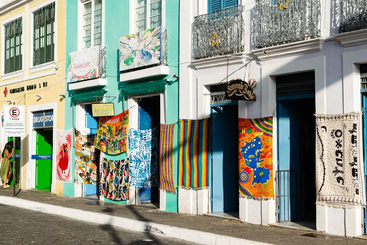 Casario colorido e rua de paralelepípedos no Pelourinho em Salvador