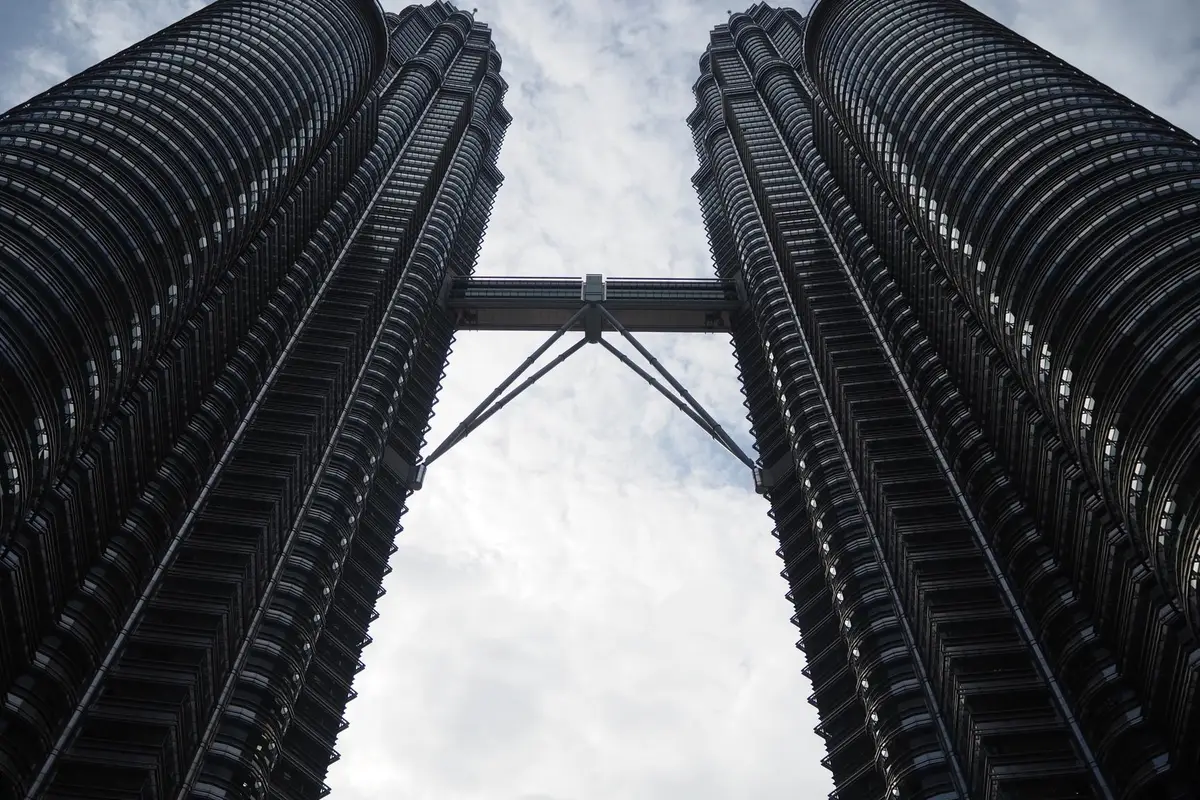 Torres Gemeas Petronas vistas do nivel da rua em Kuala Lumpur
