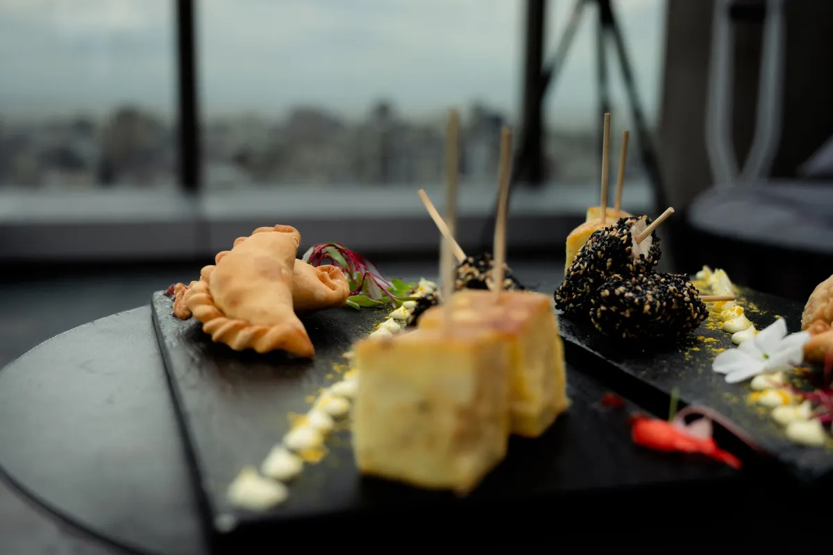 Pintxos servidos em balcão de bar basco