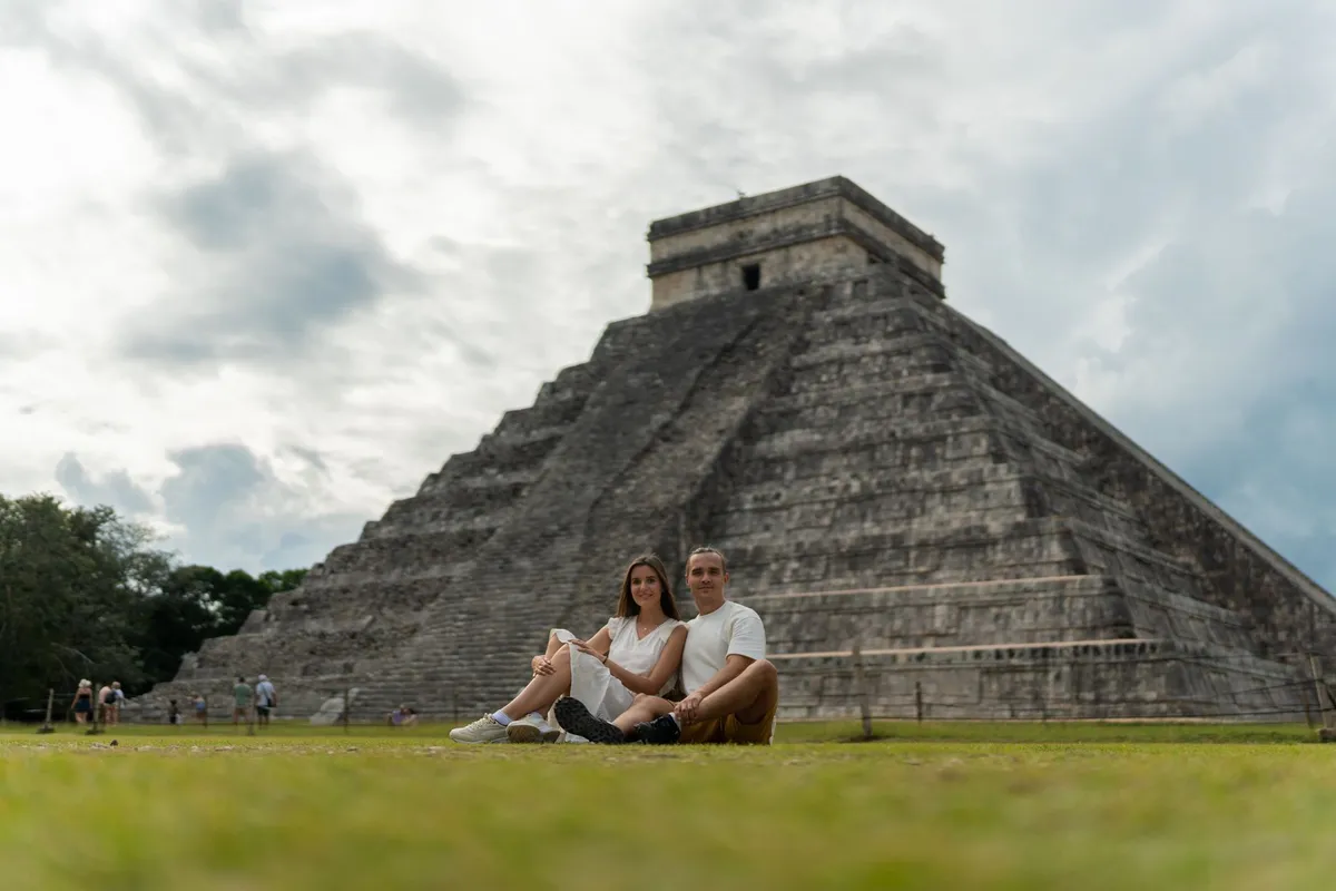Visitantes diante de El Castillo em Chichén Itzá, México