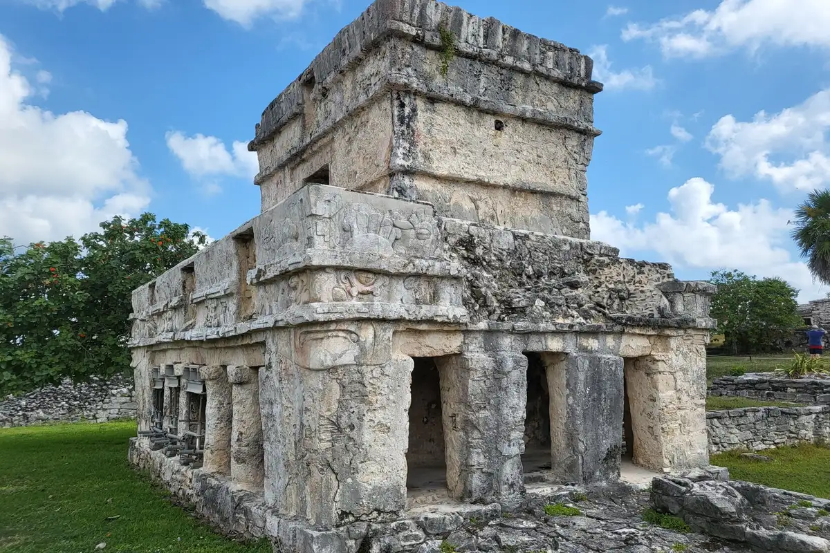 Templo maia de Tulum no litoral do México