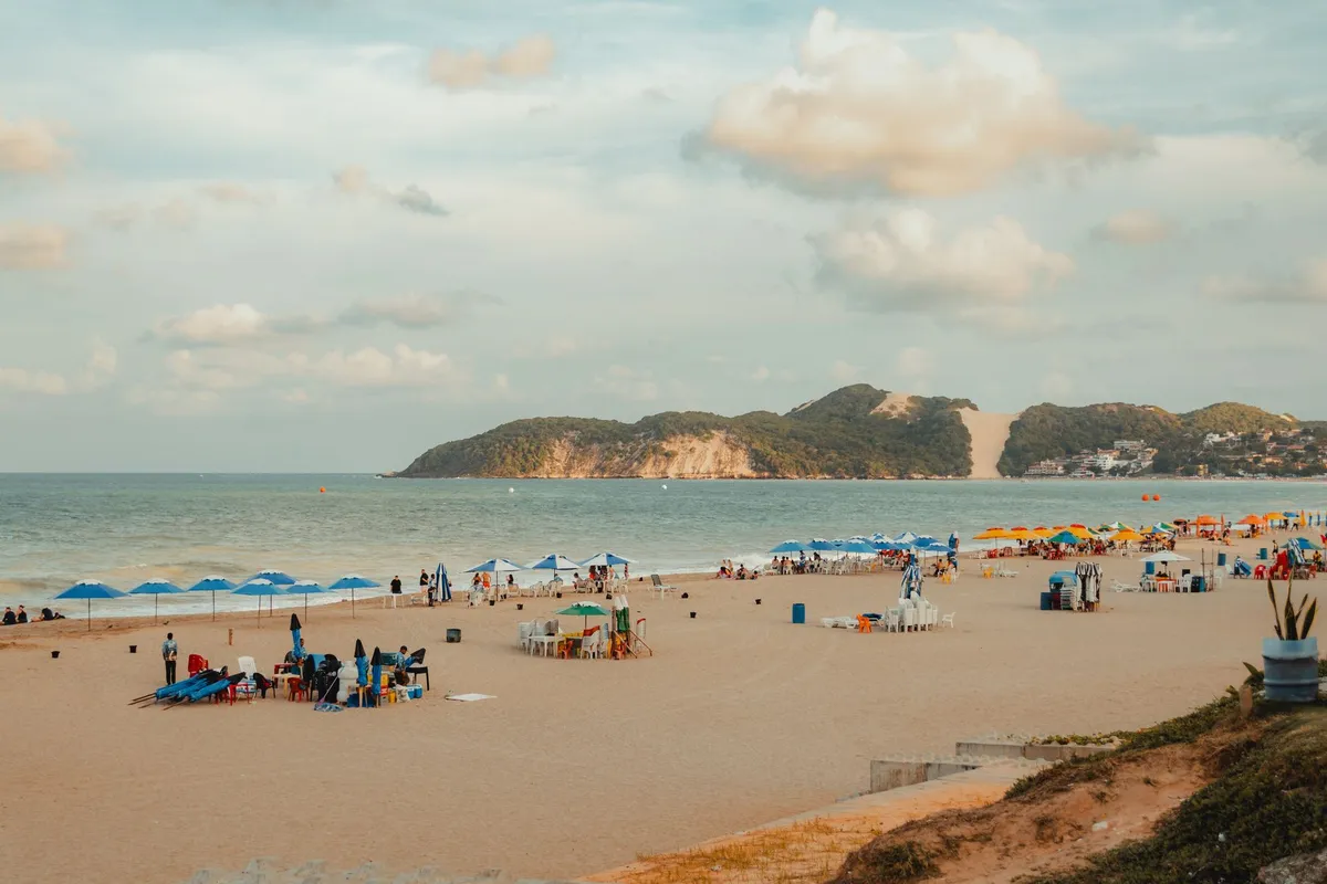 Praia de Ponta Negra com o Morro do Careca ao fundo