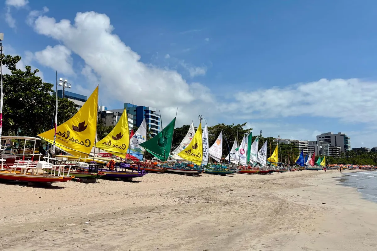 Barcos coloridos na Praia de Ponta Verde em Maceió