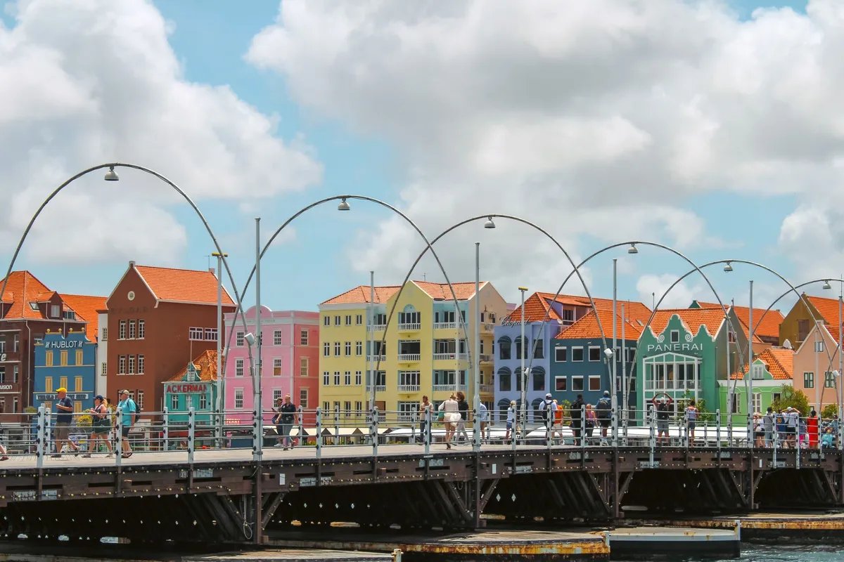 Ponte Queen Emma e céu sobre Willemstad em Curaçao