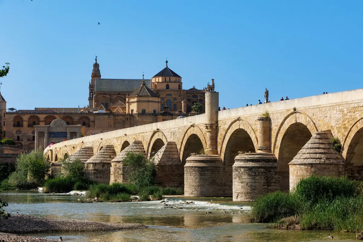 Ponte Romana de Córdoba com a Mesquita-Catedral ao fundo