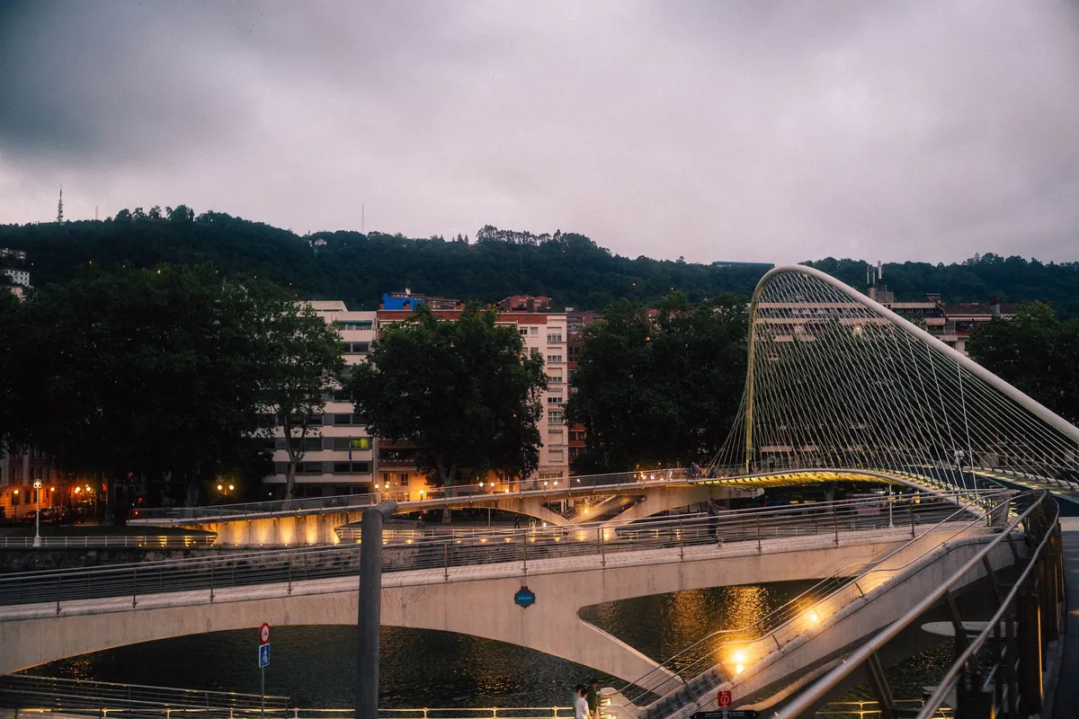 Ponte Zubizuri sobre a ria de Bilbao