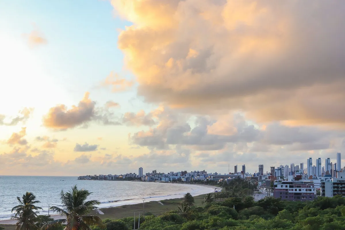 Pôr do sol sobre a cidade litorânea de Balneário Camboriú
