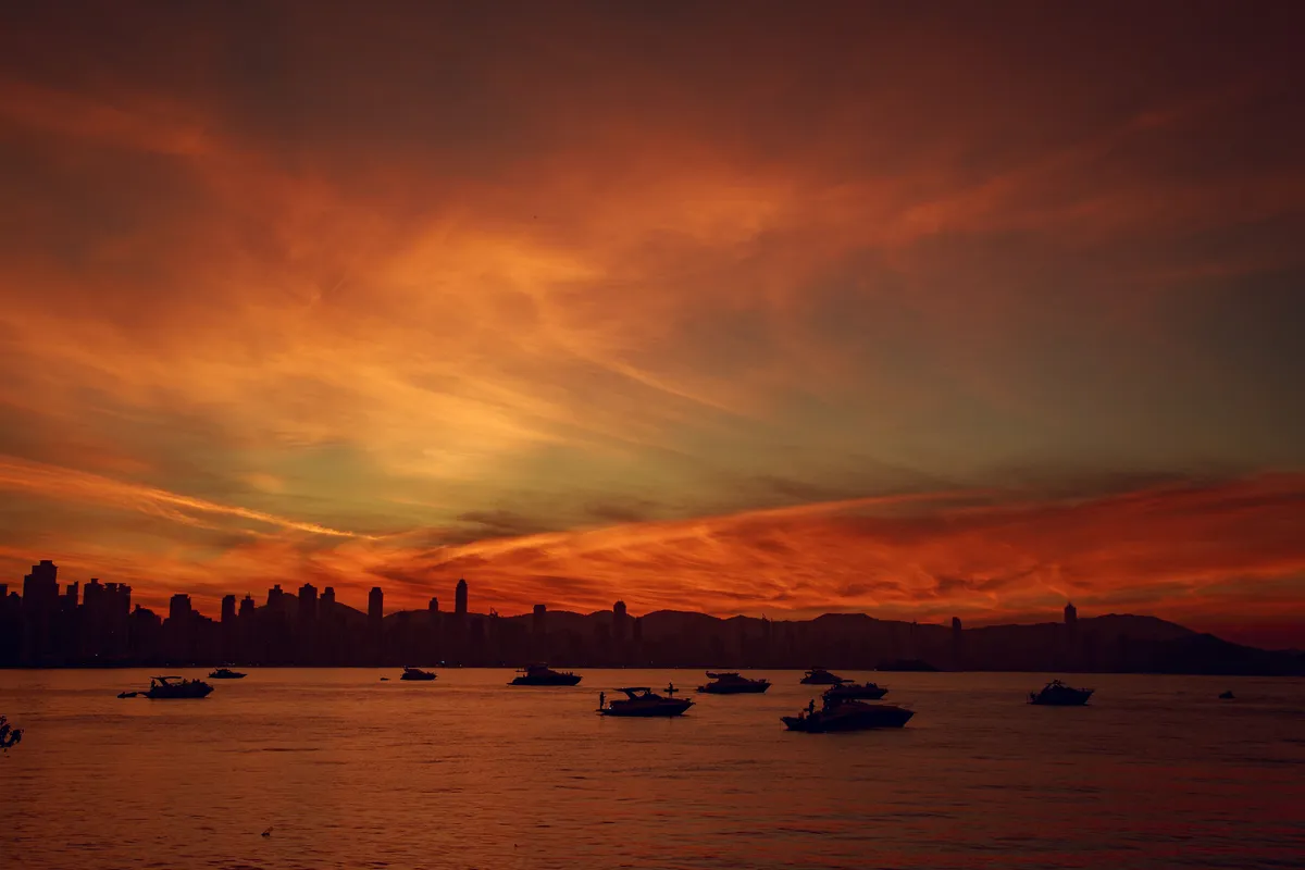 Pôr do sol atrás dos prédios de Balneário Camboriú