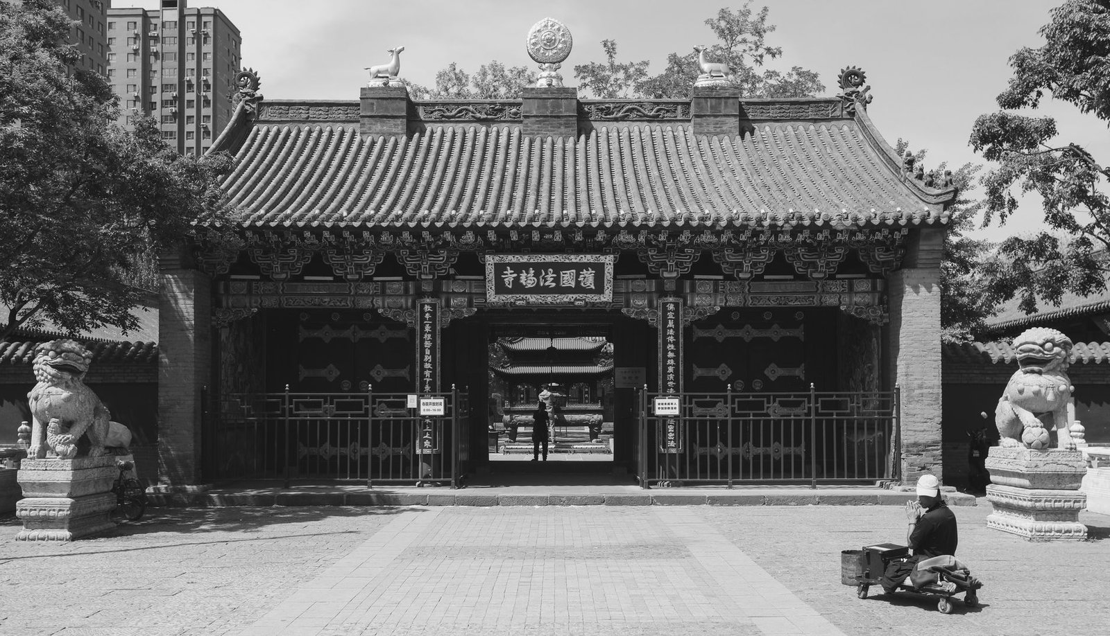 Porte de temple chinois avec des statues de lions gardiens à Pékin