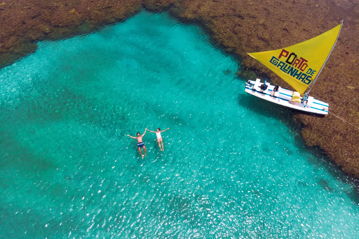 Piscinas naturais de Porto de Galinhas com agua transparente e recifes