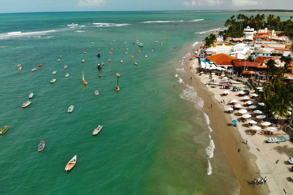 Barcos nas águas claras de Porto de Galinhas