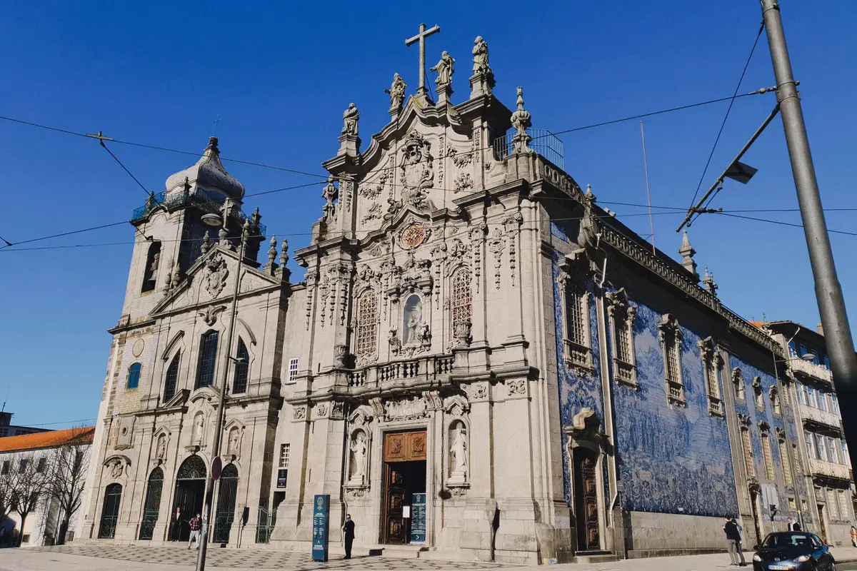 Fachada azulejada da Igreja do Carmo no centro do Porto