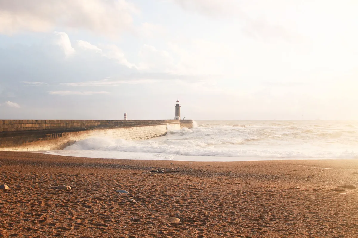 Farol e quebra-mar na Foz do Douro em Porto