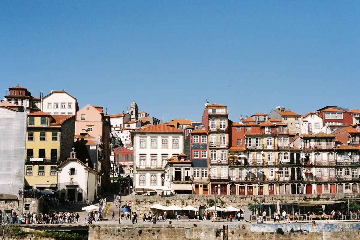 Casario colorido da Ribeira a beira do Douro em Porto