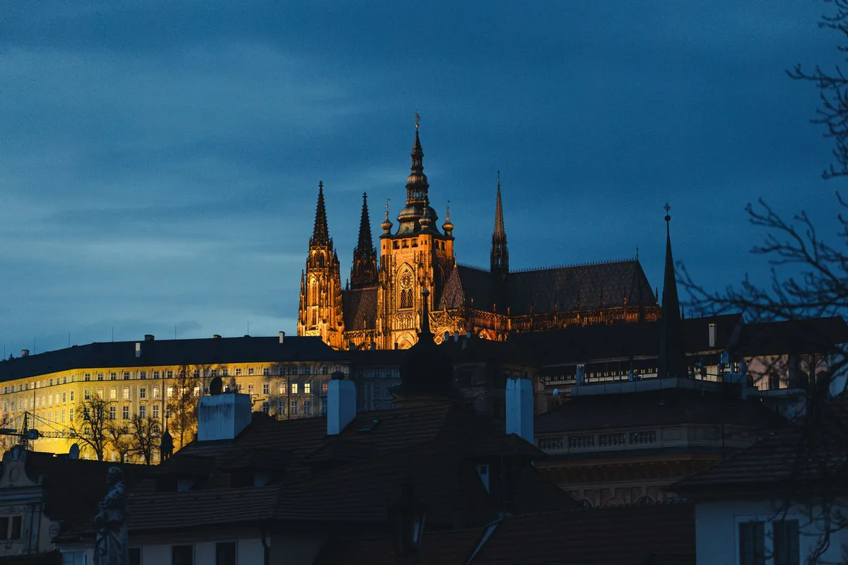 Castelo de Praga iluminado ao entardecer