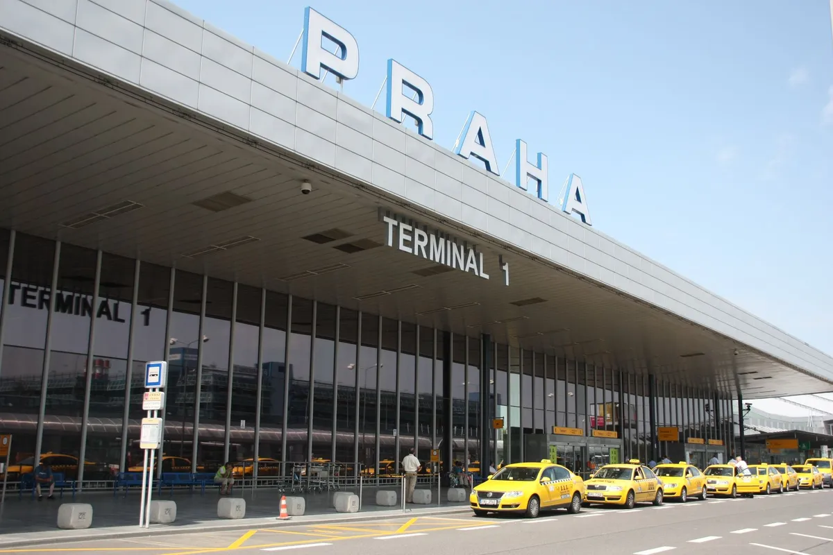 Táxis amarelos no aeroporto de Praga