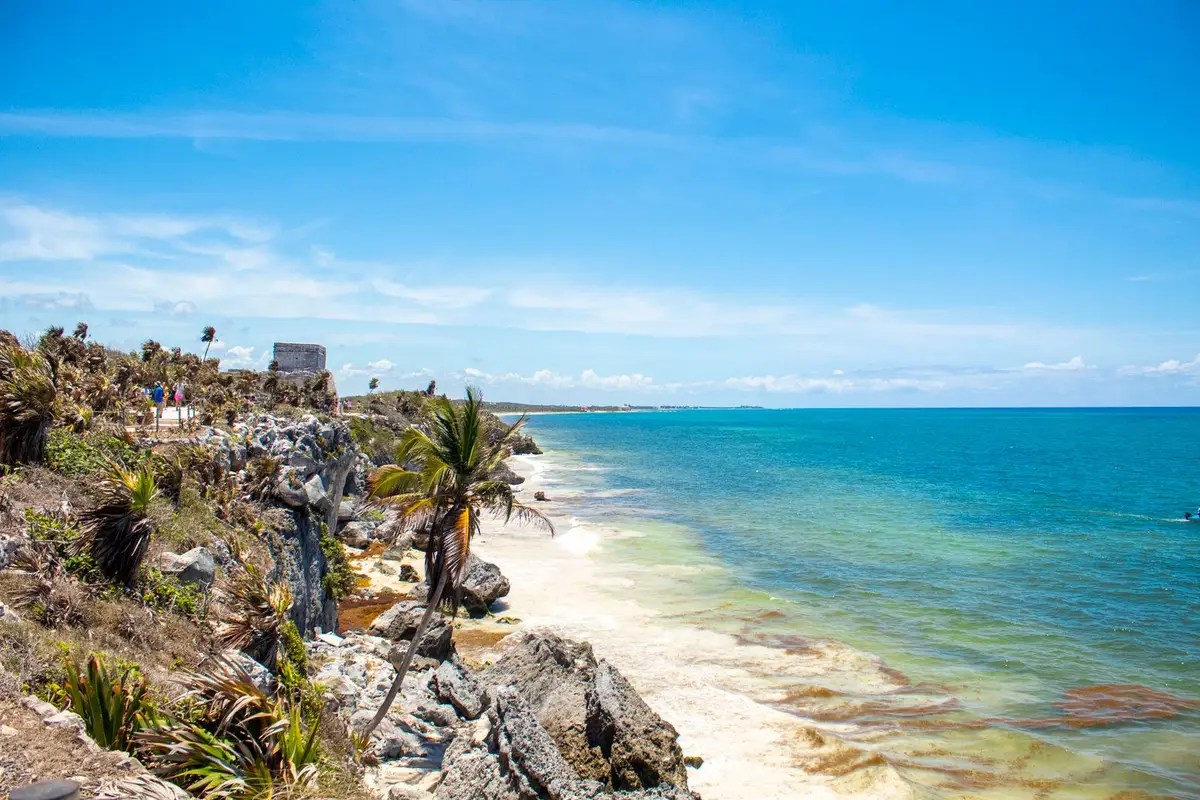Vista de praia caribenha em Tulum com águas turquesa e faixa de areia branca