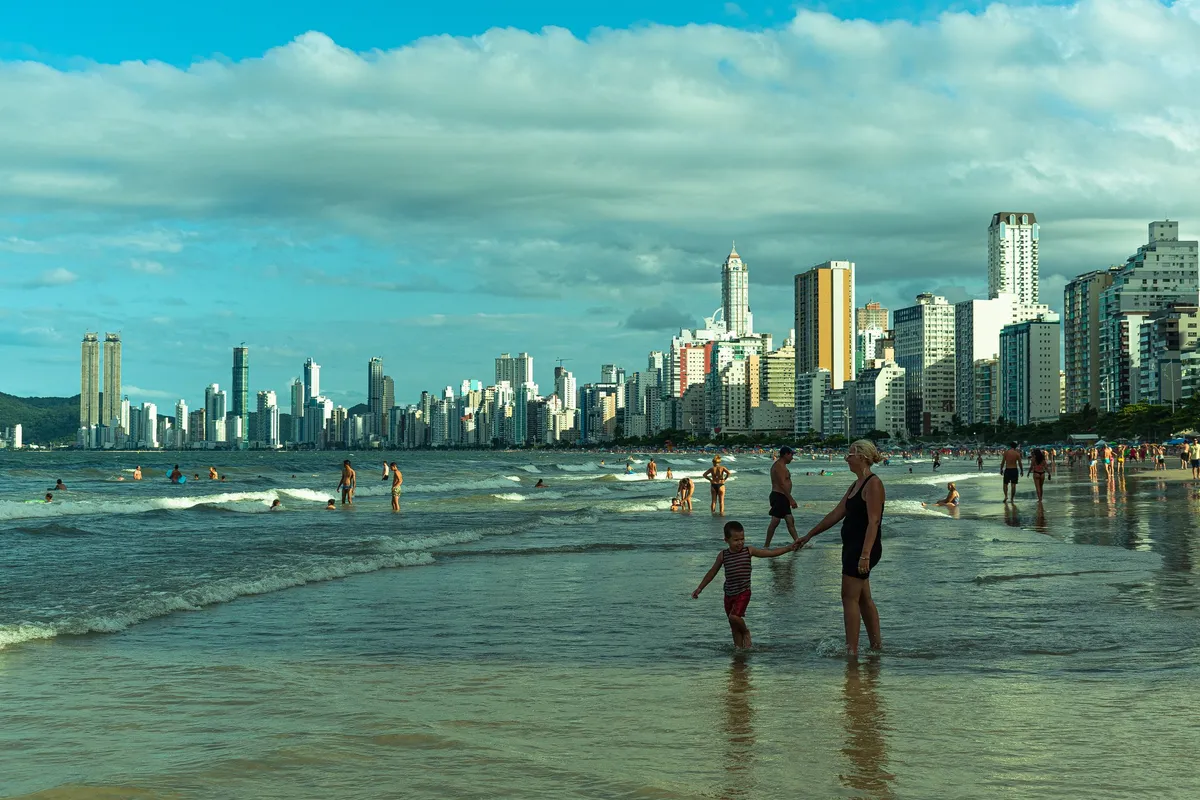Vista aérea da Praia Central de Balneário Camboriú com prédios altos ao fundo