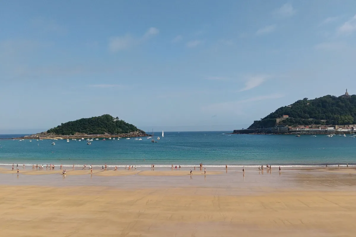 Vista da baía com veleiros na praia de La Concha em San Sebastián
