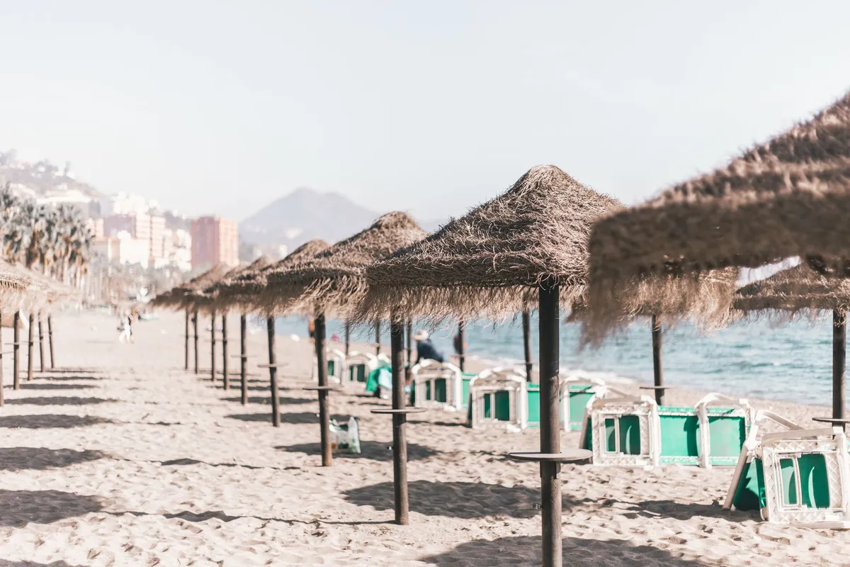 Personnes sur la plage de la Malagueta à Málaga