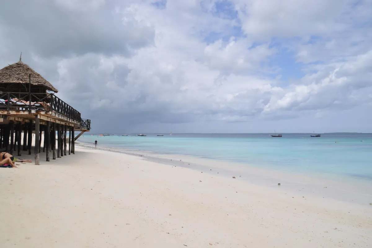Praia de areia branca e água turquesa em Nungwi, Zanzibar