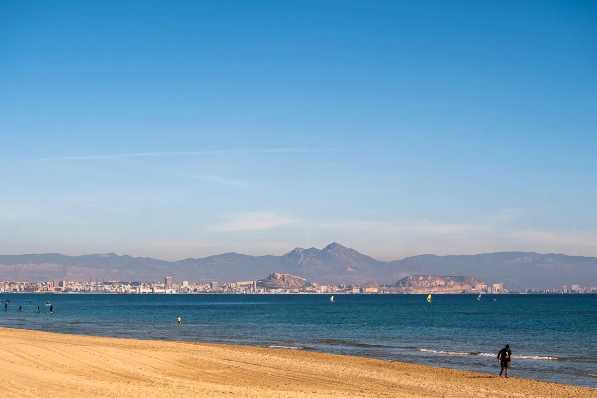 Praia do Postiguet com areia dourada e mar tranquilo em Alicante
