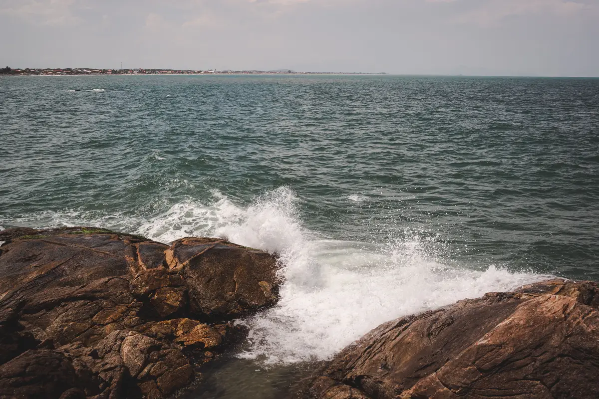 Praia com formações rochosas no litoral catarinense