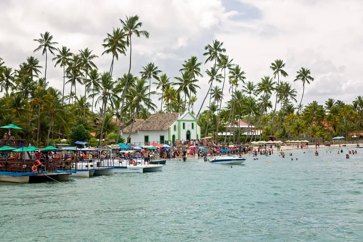 Praia de São Miguel dos Milagres com coqueiros e mar turquesa em Alagoas