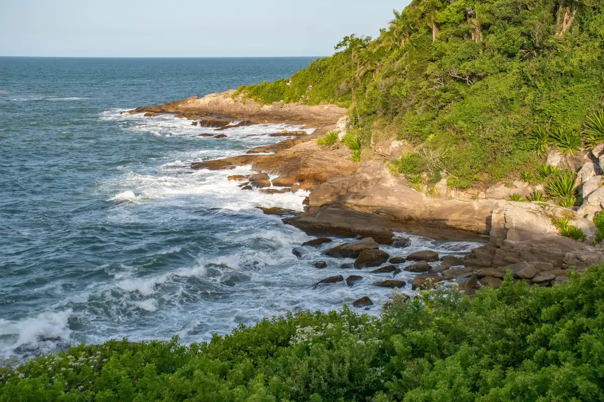 Praia da Sepultura em Bombinhas com água cristalina e costões rochosos