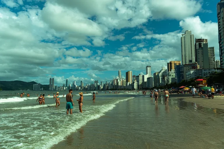Guia Definitivo do Parque Unipraias: Ingressos, Bondinho e Dicas para Evitar Filas