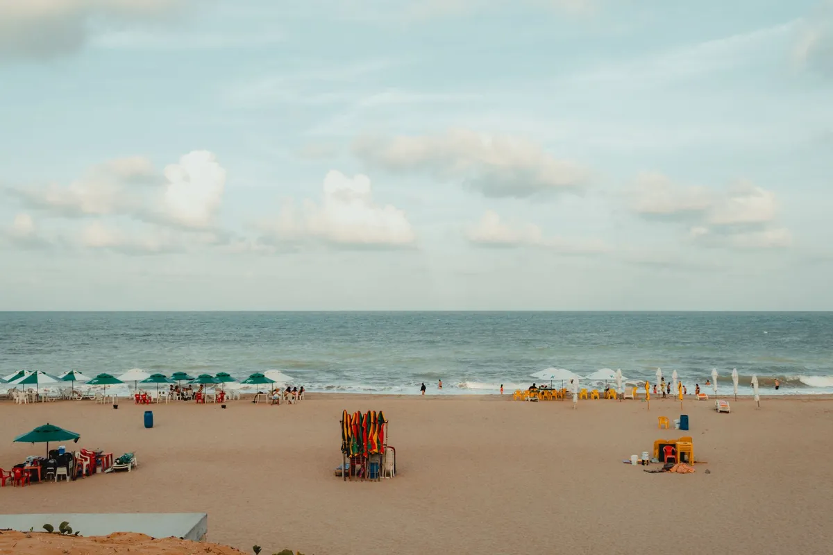 Faixa de areia em Natal com mar azul no Rio Grande do Norte