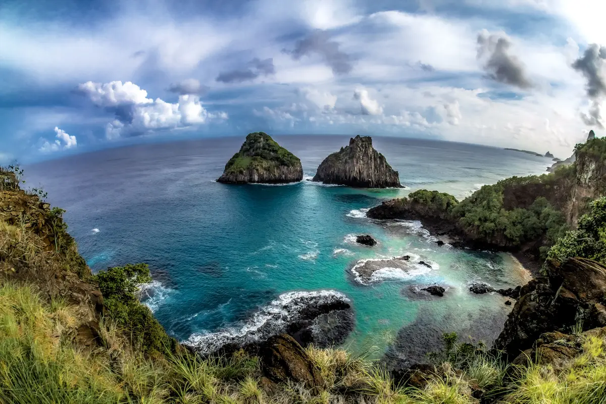 Mar visto de um mirante em Fernando de Noronha