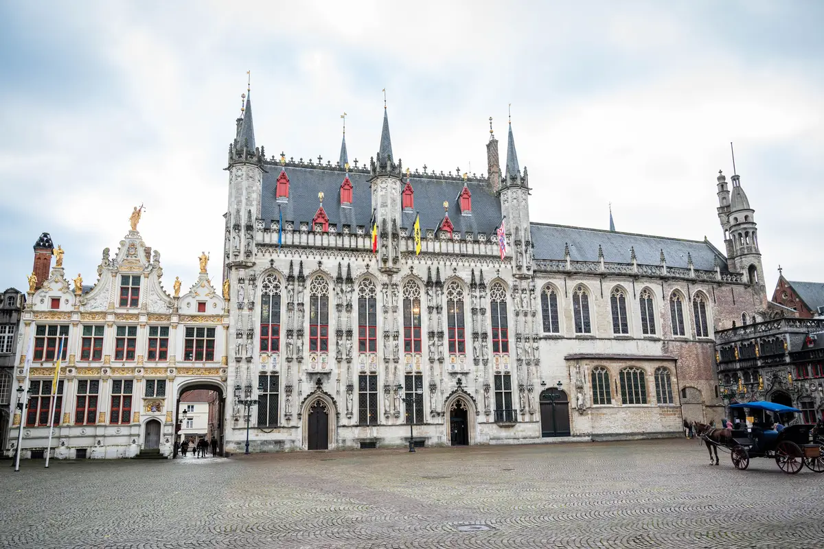 Fachada gótica da prefeitura histórica de Bruges na Burg Square