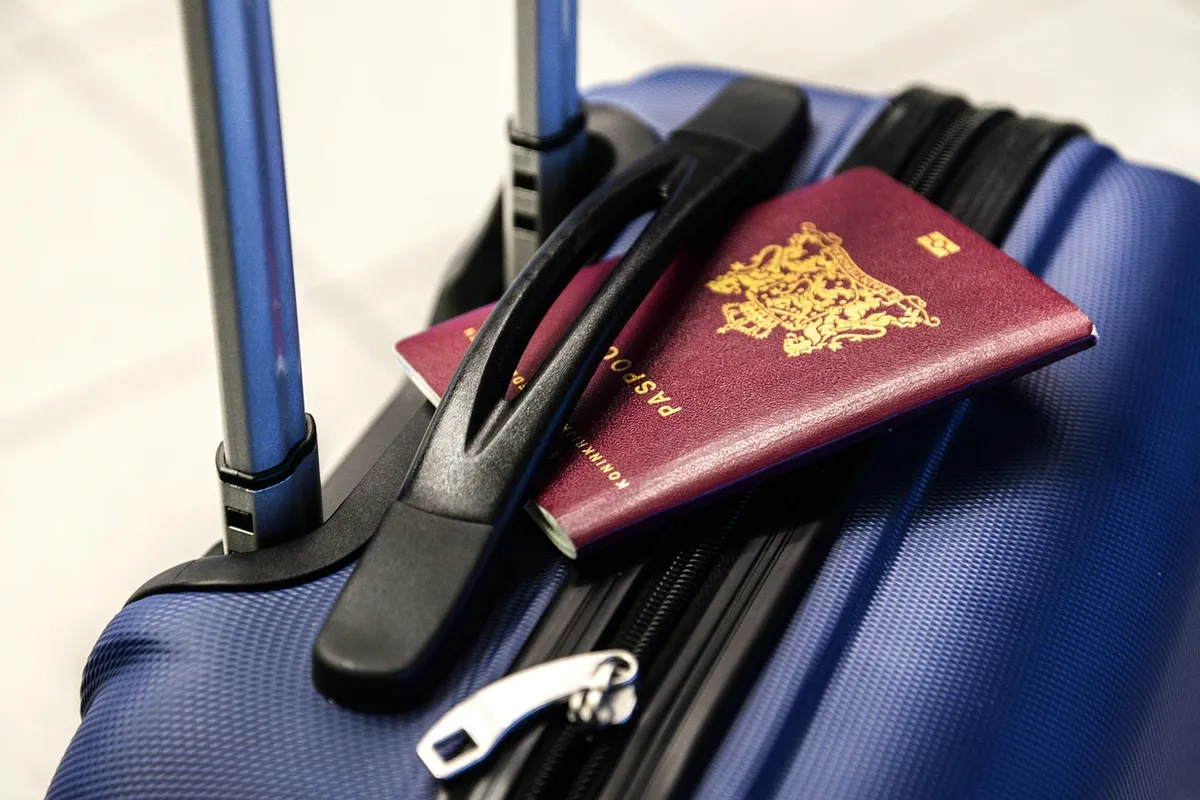 Passaportes sobre mala de viagem