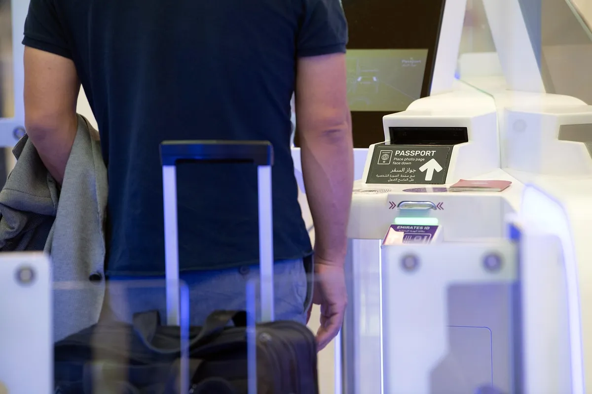 Viajante na área de controle de passaporte