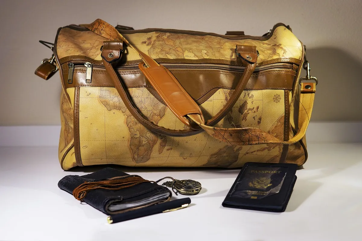 Mala e passaporte para viagem internacional