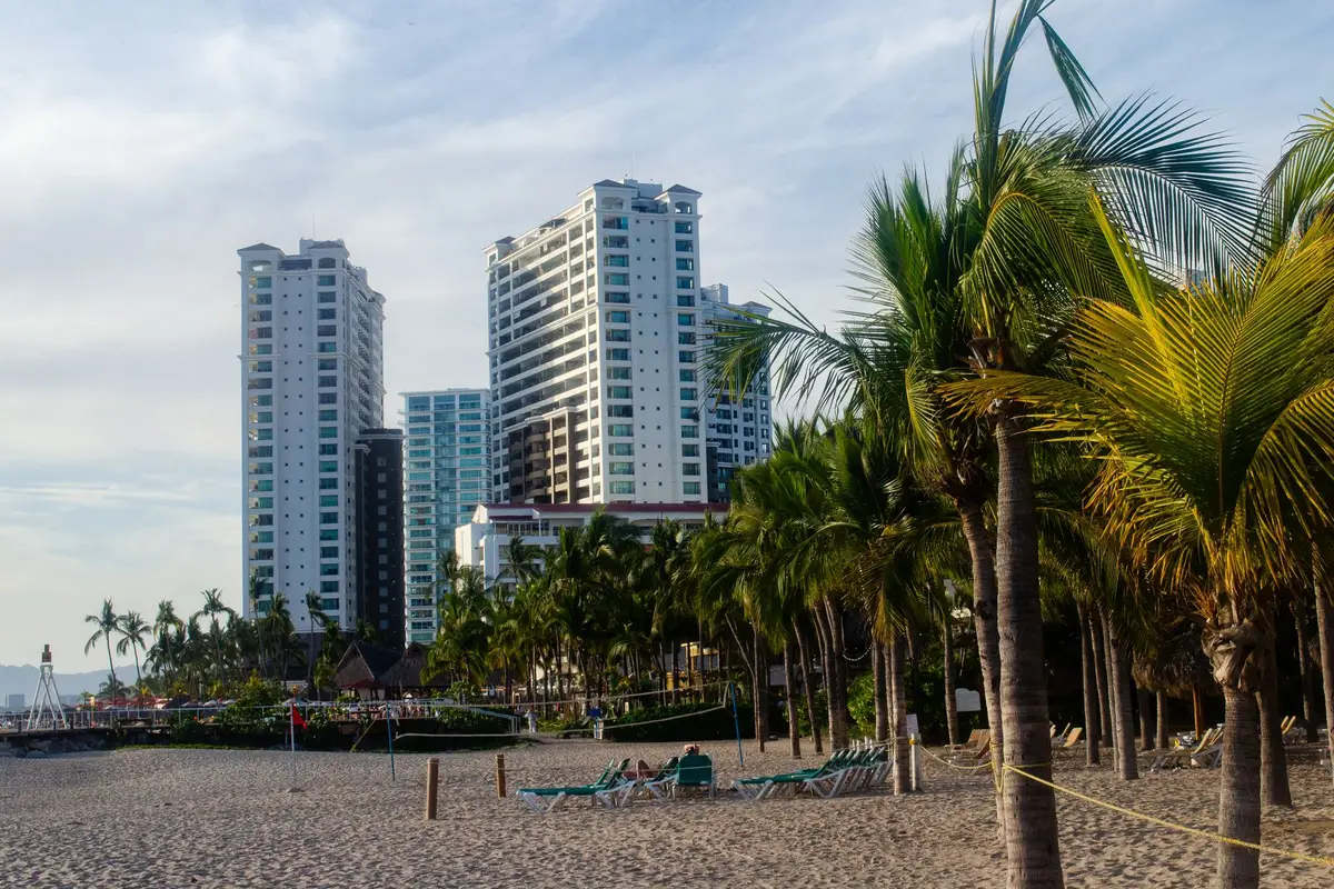 Vista da baía e dos hotéis de Puerto Vallarta, México