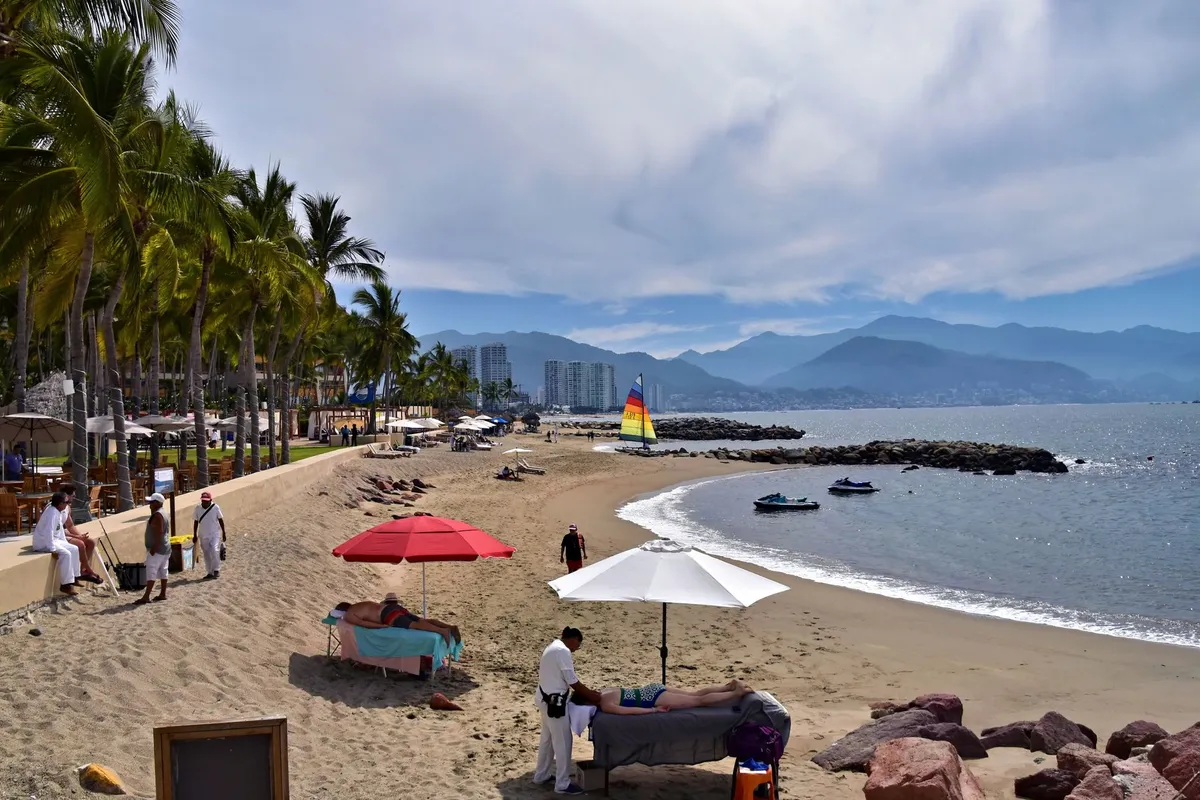 Praia e hotéis na costa de Puerto Vallarta, México