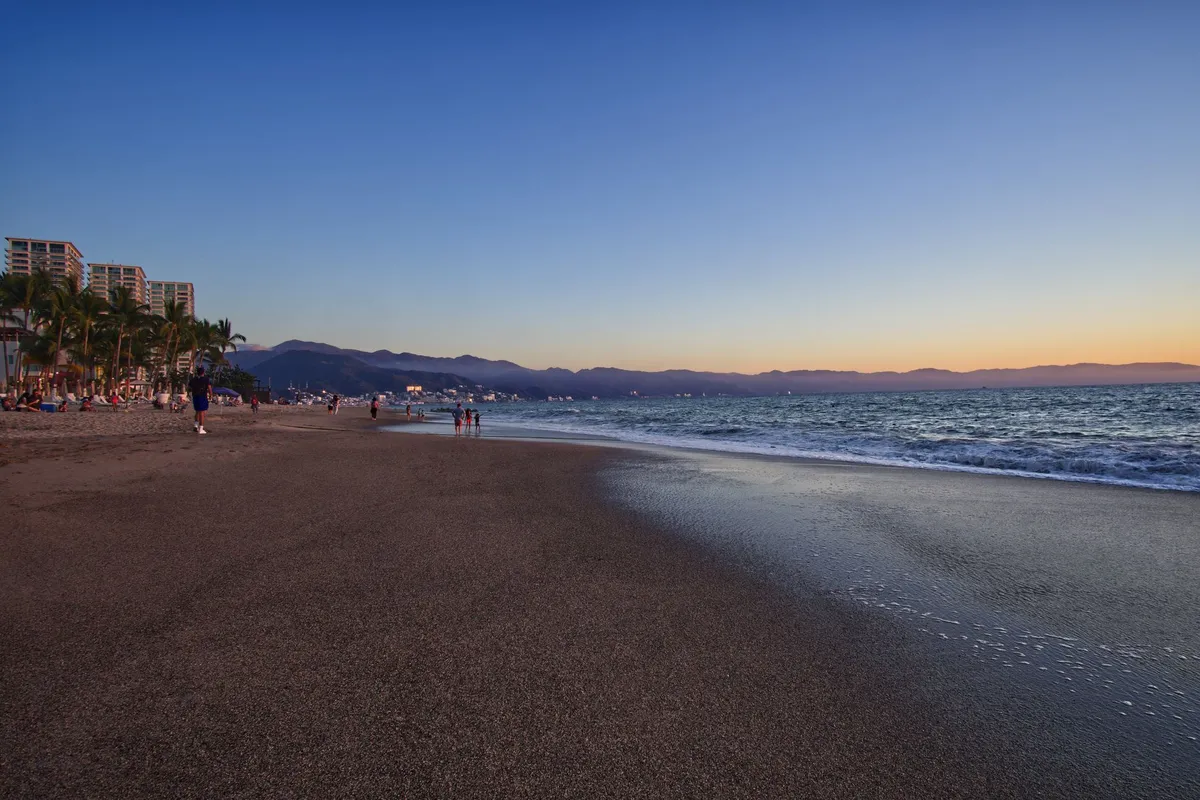 Praia ao amanhecer em Puerto Vallarta, México