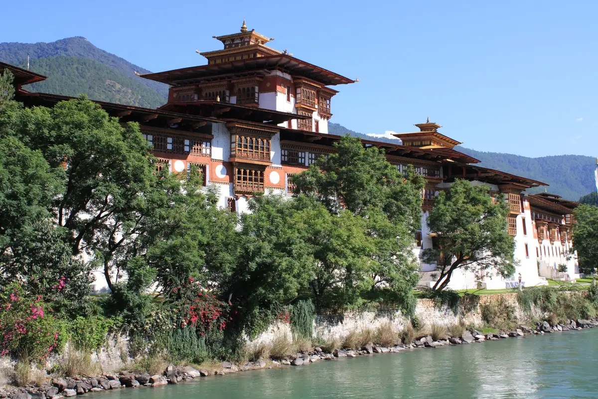 Punakha Dzong à beira do rio, com as montanhas do Butão ao fundo