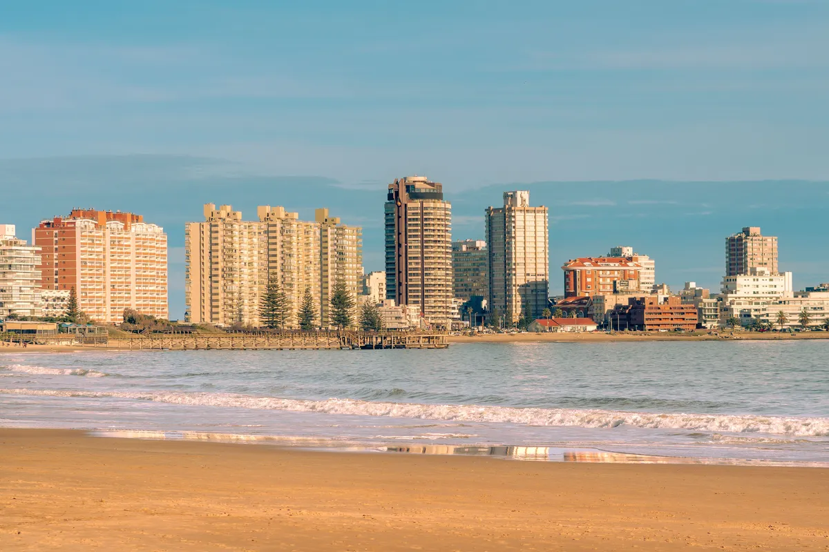Faixa de areia da Playa Mansa em Punta del Este