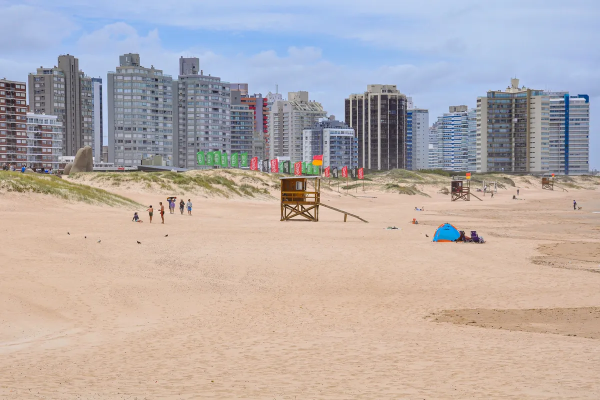 Praia tranquila em Punta del Este no Uruguai