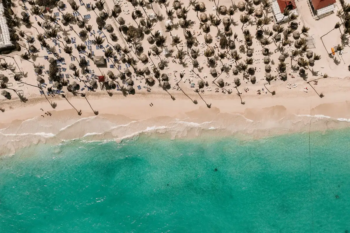 Vista aérea de praia de Punta Cana na República Dominicana