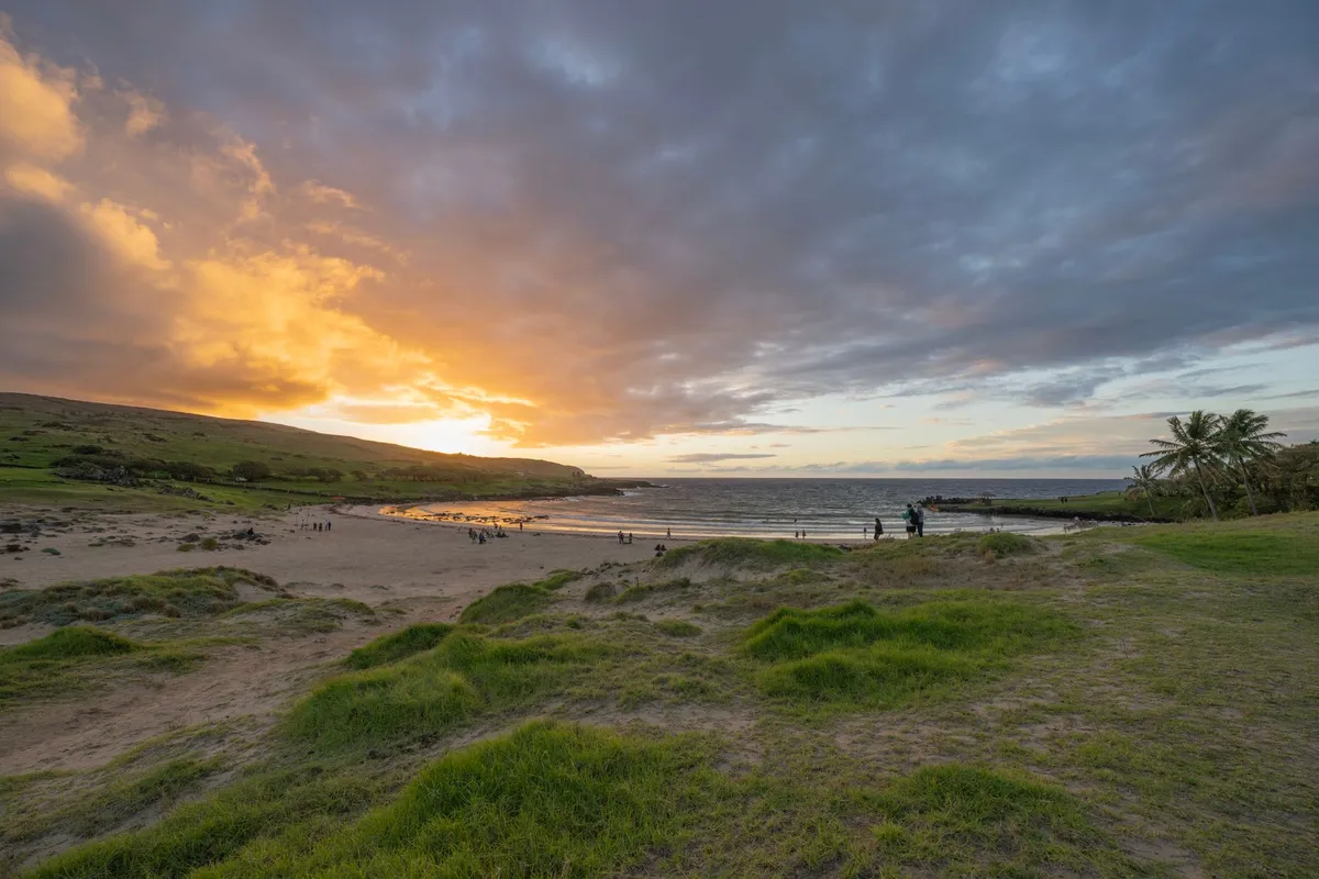 Praia de Anakena em Rapa Nui ao entardecer