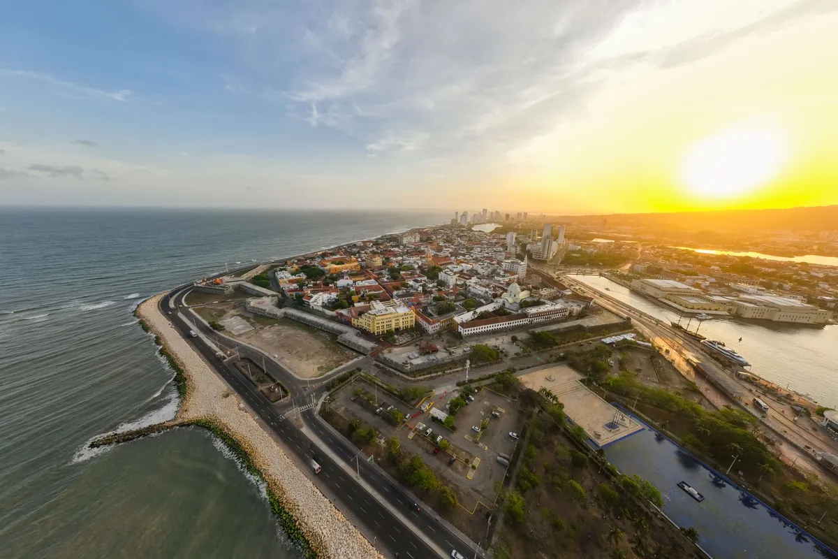 Vista do cais e dos prédios do Recife Antigo à beira d'água