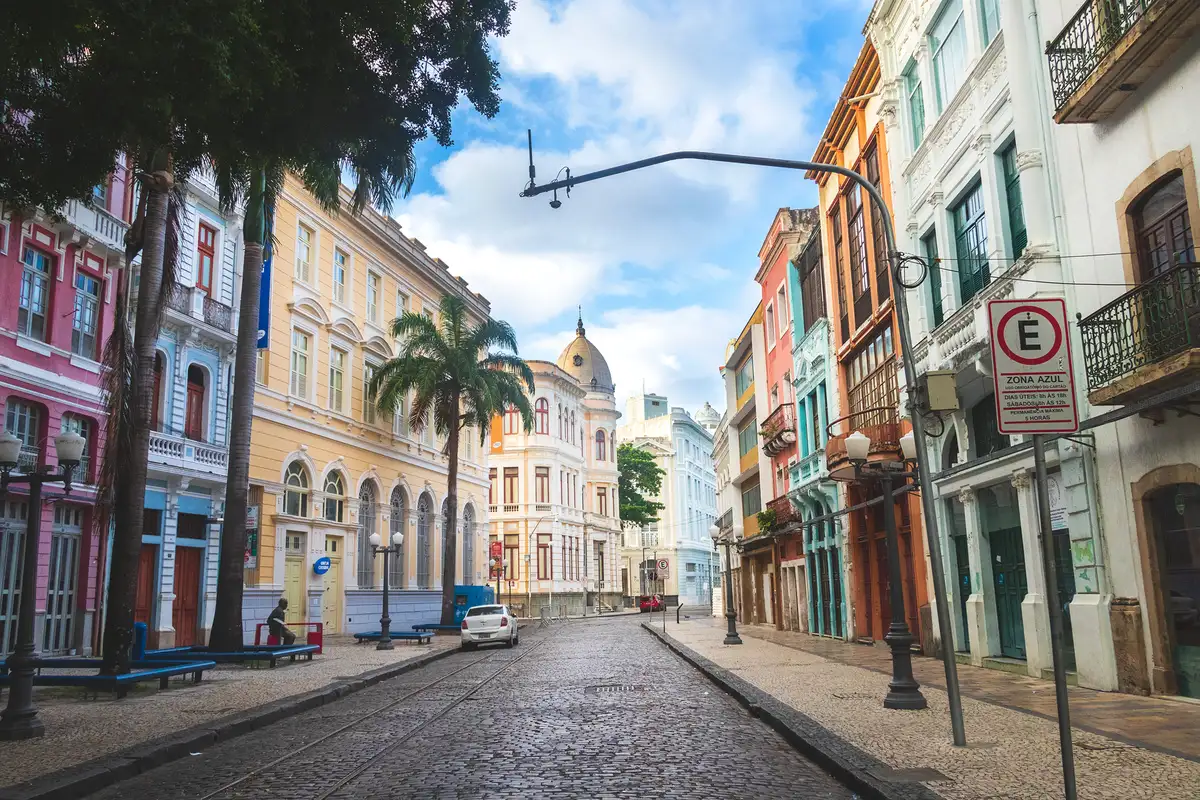 Rua do Recife Antigo com casario colorido e circulação de pedestres