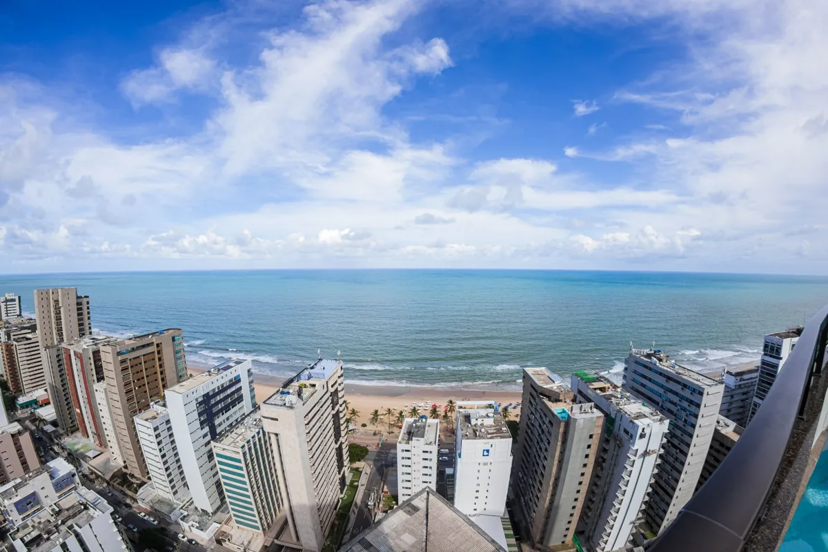 Orla de Boa Viagem no Recife com praia e edificios