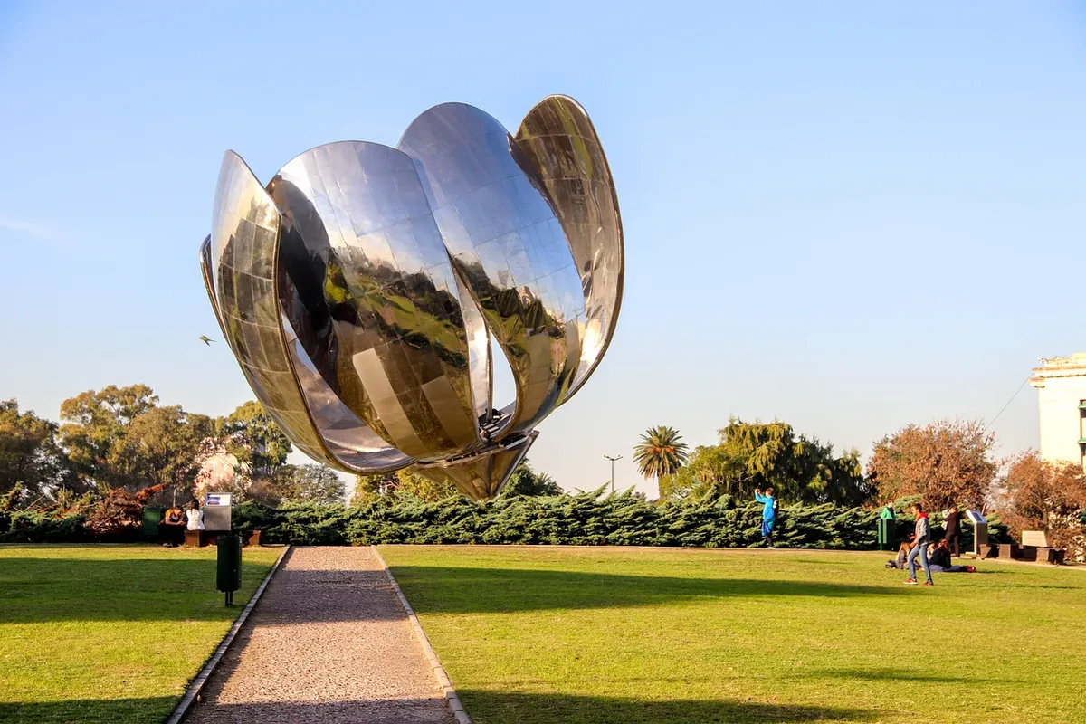 Escultura Floralis Genérica no bairro de Recoleta, Buenos Aires