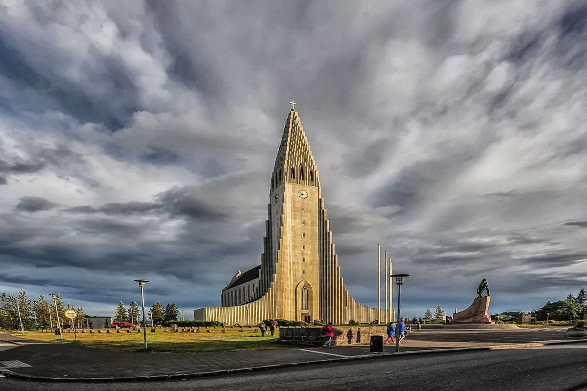 Hallgrímskirkja sob céu nublado em Reykjavík